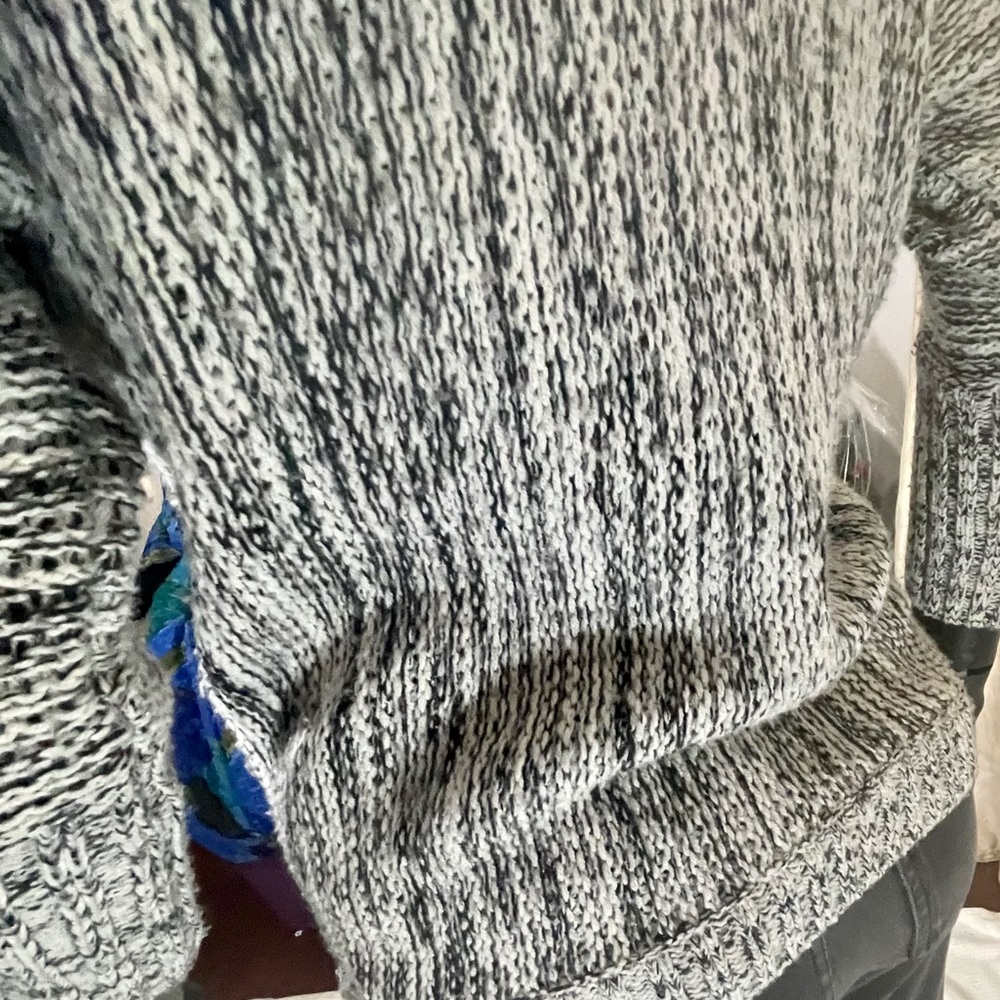 Express - Small light weight sweater - Picture 3 of 4